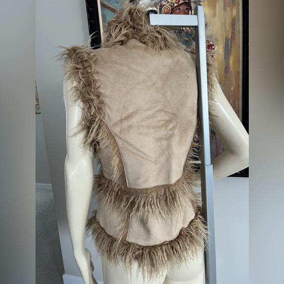 NEW INC Faux fur vest. - Picture 6 of 12